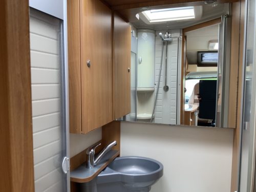 B&uuml;rstner Nexxo 569 Semi-integrated, Train seat, French bed, two swivel chairs, small camper, Year 2010 Camper centrum on the road photo: 27