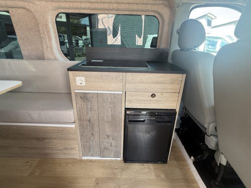 Renault traffic bus camper professionally converted pop-top air conditioning cruise control 2 berths awning Thule photo: 14