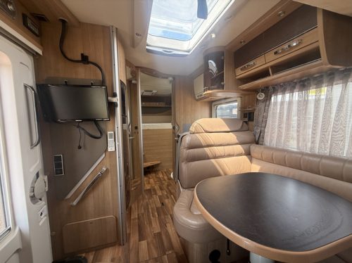 Hymer B 594 automatic 150 hp very compact camper full options dwarbed+hefbed EP levelsysteem luifel webasto standkachel dakairco 2x zonnepaneel elktr schotel tv grote garage photo: 15