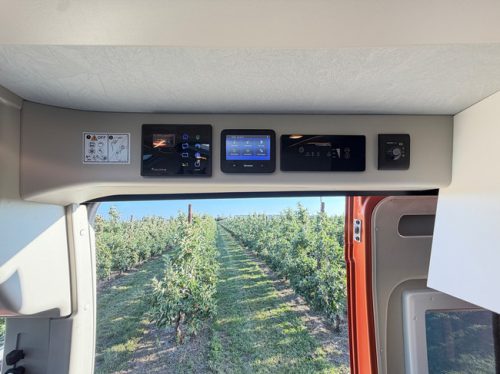 P&ouml;ssl Summit 600 Prime 180HP/AUTOMATIC/SOLAR PANEL/SKYROOF/RADIO WITH CARPLAY/UNIQUE COLOR/ photo: 17