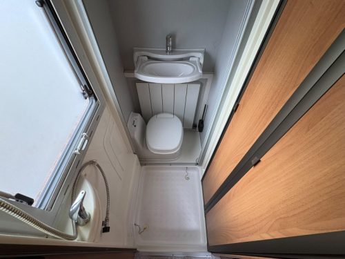 Knaus Travel-Liner 640 Airco,Festbett,Hubdach  Foto: 16