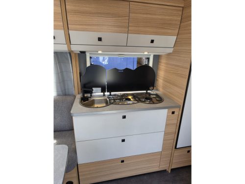 Dethleffs Summer Edition 470 FR U-shaped dinette, French bed photo: 6