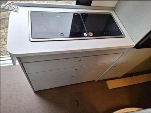 HymerCar Free 600 Transverse bed and Pop-top roof/Bed photo: 7