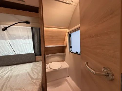 Knaus Sudwind Black Selection 450 FU Dachklimaanlage / franz&ouml;sisches Bett Foto: 18