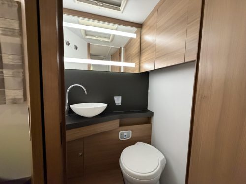 Adria Matrix 670 DC Queensbett / Hubdach | A69 Foto: 17