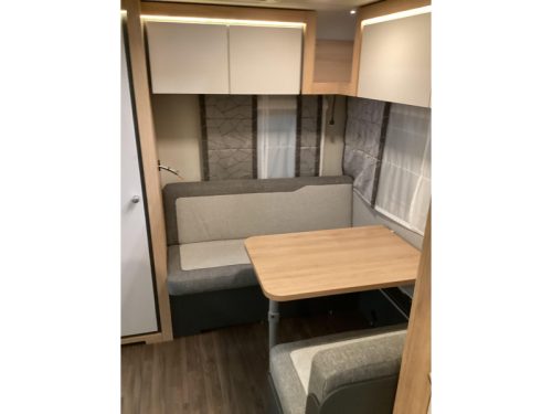 Knaus Sport 420 QD transverse bed photo: 5