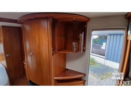 Hobby 560 UFE Wohnwagen franz&ouml;sisches Bett/Rundsitzgruppe Foto: 17