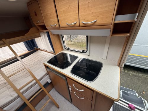 Knaus Blue Line 450 TK CAMA LITERA CAMA FIJA ASIENTO EN U foto: 9