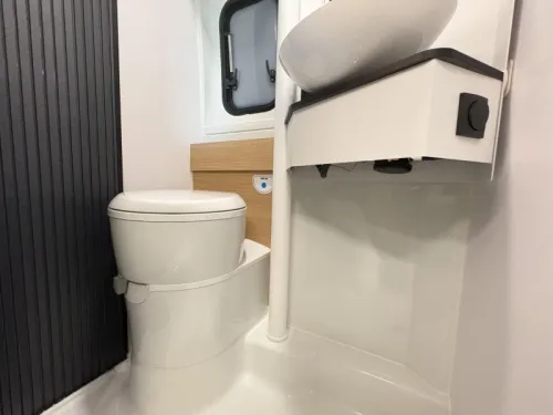 Adria Twin 640 SGX 60 years / Toit relevable autom. photo : 15