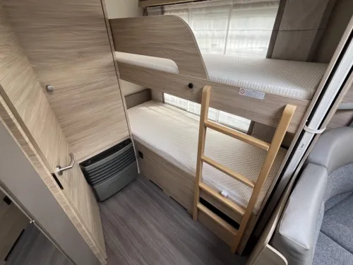 Knaus Sudwind 580 QS Rangierhilfe, Etagenbett, Radio,  Foto: 6