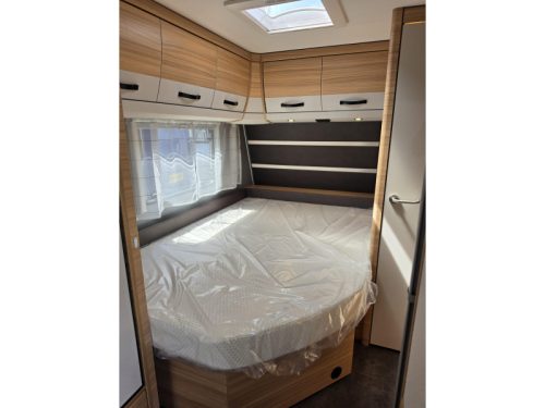 Dethleffs Summer Edition 470 FR U-shaped dinette, French bed photo: 14