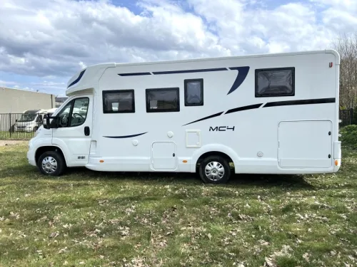 McLouis MC4 281 Queen-bed and pull-down bed photo: 4