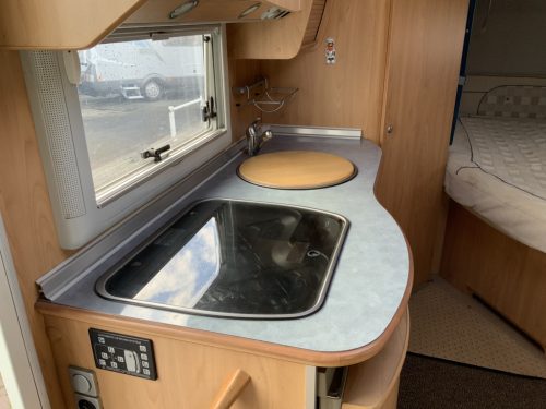 B&uuml;rstner El&eacute;gance 660 Integral, French bed & pull-down bed, Swivel seats, Hydraulic leveling jacks, Year 2004 Camper Centrum On the Road at Noorderringweg 4 in Marum. photo: 11