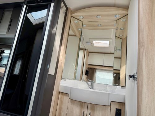 Hobby De Luxe 460 UFE Franz&ouml;sisches Bett & Rundsitzgruppe! Foto: 8