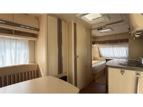 Hobby La Vita Bionda 495 UL single beds dinette photo: 3