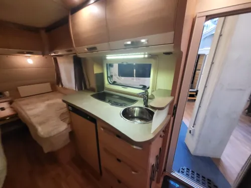 Knaus Sudwind 460 EU avec auvent de coffre et paroi lat&eacute;rale photo : 9