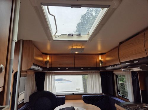 B&uuml;rstner 525 TS Belcanto Queens bed small awning photo: 17